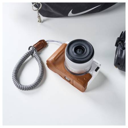 SmallRig 5432 - zestaw, skórzane etui + pasek, do Canon EOS R50 V, przykład użycia